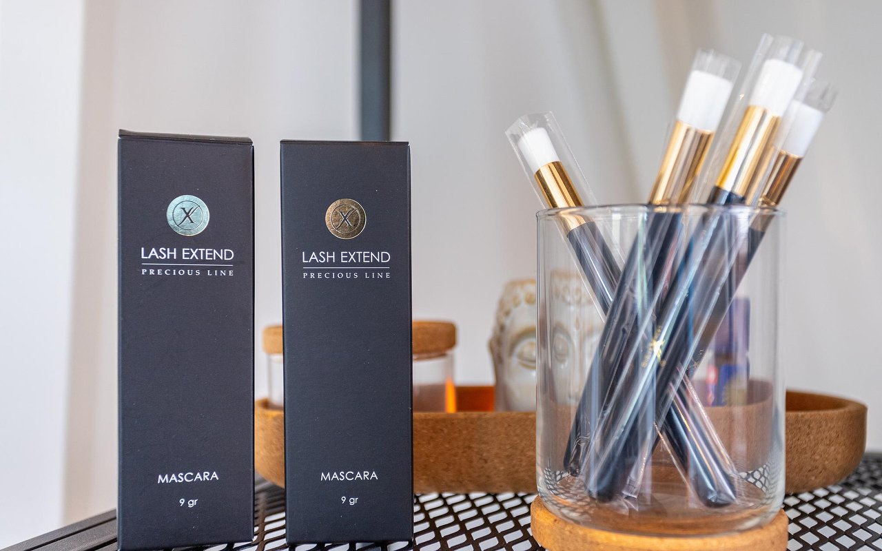 Lash Extend mascara en borsteltjes met gouden hulzen in een glas